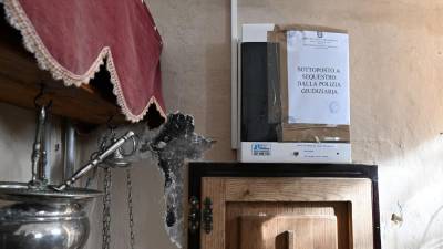 Pečatov, ki so dve leti in pol krasili elektroniko zvonov, ni več