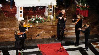 Skupina violin je zaigrala nemško tradicionalno pesem Es ist ein’ Ros’ entsprungen (BUMBACA)