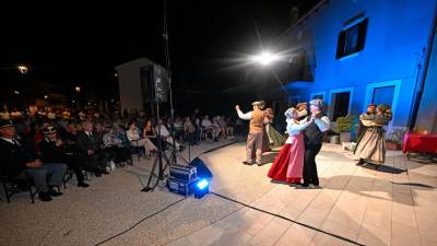 Sinoči se je na v Nabrežini na placu začelo praznovanje, natopila je med drugim folklorna skupina Borjač iz Sežane (FOTODAMJ@N)
