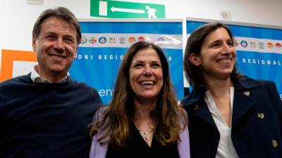 V sredini nova predsednica dežele Sardinija Alessandra Todde, ob njej Ely Schlein in Giuseppe Conte (ANSA)