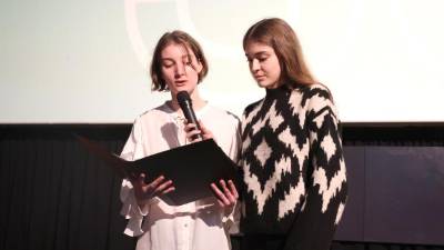 Dijakinji Agatha Možina (levo) in Sofia Sartori v Kinemaxu