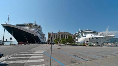 Potniški ladji Queen Victoria in Costa Mediterranea na privezu v Trstu (ARHIV)