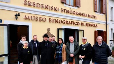 Župan Roberto Dipiazza in delegacija škedenjskih prebivalcev pred Škedenjskim etnografskim muzejem (LUCA TEDESCHI/FOTODAMJ@N)