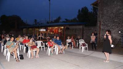 Nataša Paulin nagovarja četrtkovo publiko (BUMBACA)