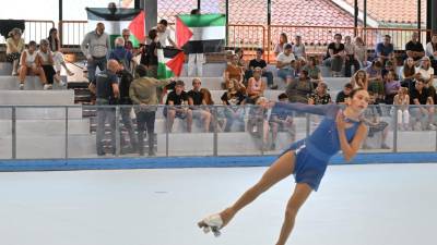 V ozadju skupinica s palestinskimi zastavami, v ospredju izraelska kotalkarica (FOTODAMJ@N)