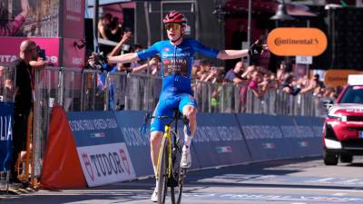 Jonas Vingegaard je z današnjo zmago oblekel rožnato majico (GIRO D’ITALIA/FACEBOOK)