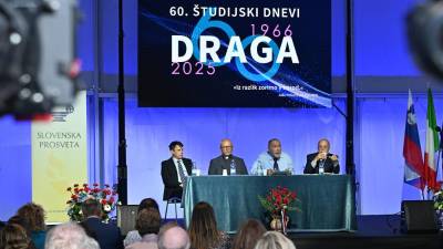 Zadnje nedeljsko predavanje na Dragi 2025, za mizo Valentin Areh, Božo Cerar in Jože Plut (FOTODAMJ@N)