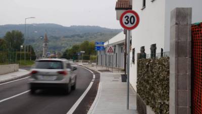 Na omejitev hitrosti opozarjajo novi prometni znaki (BUMBACA)