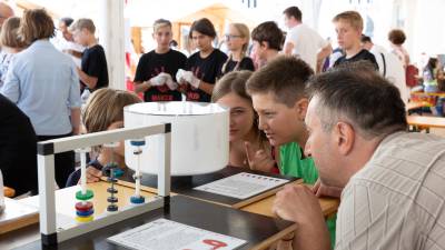 Prireditev Maker Faire je priljubljena tako med mladimi kot med starejšimi (ARHIV)