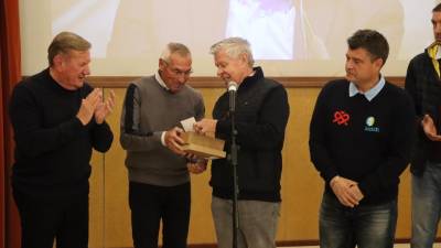 Ravnatelj Kulturnega doma v Gorici Igor Komel je podelil posebno priznanje trenerju Edyju Reji (JAN KOMEL)