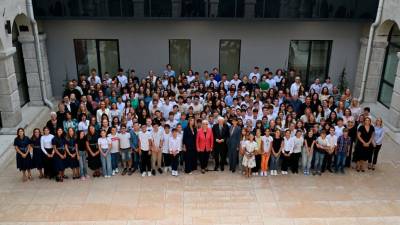 Skupinska fotografija pred šolo s predsednikoma (FOTODAMJ@N)