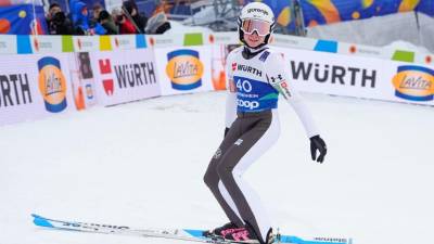 Nika Prevc je bila danes daleč najboljša ženska skakalka na mešani ekipni tekmi (ANSA)