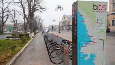 V mestu je več izposojevalnic koles, potrebne pa so tudi dodatne steze za varno vožnjo (FOTODAMJ@N)