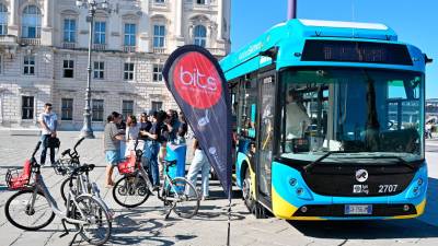 Na mestnem trgu so promovirali kombinacijo uporabe mestnih avtobusov in sistema za izposojo koles, pri čemer so predstavili tudi nov povsem električni avtobus (FOTODAMJ@N)