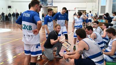 Kontovelovi košarkarji in trener Francesco Peric med minuto odmora (FOTODAMJ@N)