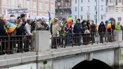 Lani so v kanal spustili cvetje (FOTODAMJ@N)