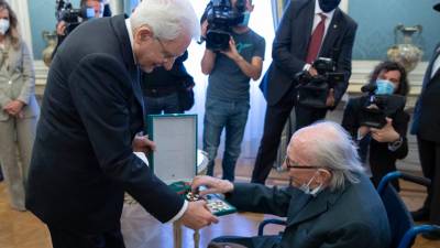 Predsednik Sergio Mattarella je lahko izročil Borisu Pahorju odlikovanje na prefetkuri v Trstu (KVIRINAL)