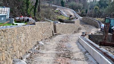 Zaključili so zidavo novih zidov, pri čemer so uporabili tudi kamenje za suho gradnjo (FOTODAMJ@N)