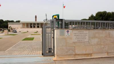 Vhod v vojaško pokopališč pri Bariju (ANDREA GIUSEPPINI)