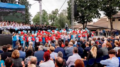 Nedeljsko prireditev so sooblikovali številni pretežno mladi nastopajoči (SIMON AVSEC/OBČINA ILIRSKA BISTRICA)