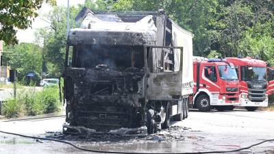 Ogenj je uničil motor tovornjaka in voznikovo kabino