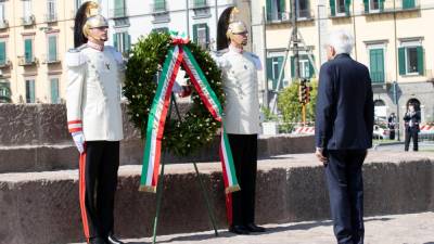 Predsednik Sergio Mattarella se je poklonil neapeljskim vstajnikom (KVIRINAL)