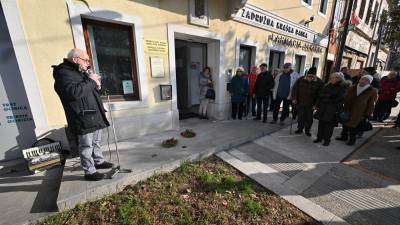 Spotikavca za Josipa Ščinkovca in Alfonza Lebana so v Nabrežini postavili pred podružnico Zadružne kraške banke Trst-Gorica