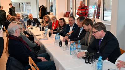 Matej Arčon in Aleksander Jevšek, slovenska ministra za Slovence v zamejstvu in po svetu oziroma za kohezijo in regionalni razvoj, sta se danes v Lipici z župani in podžupani občin na Tržaškem (FOTODAMJ@N)