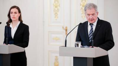 Finska premierka Sanna Marin in predsednik Sauli Niinistö (JUHANI KANDELL/URAD PREDSEDNIKA REPUBLIKE)