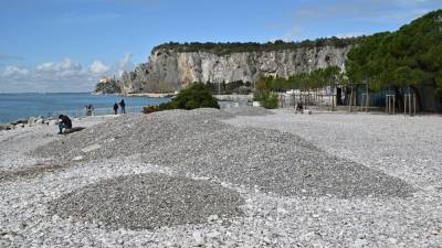 Na plaži Castelreggio je med našim obiskom na razporeditev po območju čakalo novo kamenje (FOTODAMJ@N)