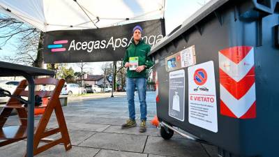 Podjetje AcegasApsAmga je v soboto delilo informacije o delovanju zabojnikov (FOTODAMJ@N)