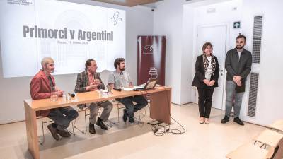 V srečanje s tremi predavatelji (za mizo) sta uvedla Alex Devetak in Ernesta Furlan (TIBALDI)