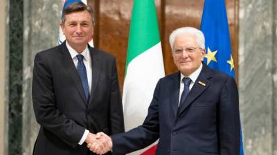 Stisk roke med predsednikoma Borutom Pahorjem in Sergiom Mattarello (KVIRINAL)