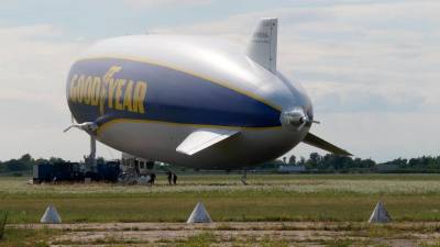 Goodyearov blimp na goriškem letališču (BUMBACA)