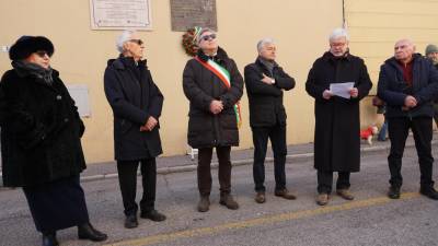 K spominski tabli so položili venec nageljnov (BUMBACA)