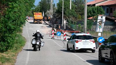 Med Bajto in Samatorco zaradi delovišč poteka promet izmenično enosmerno, ureja ga semafor (FOTODAMJ@N)