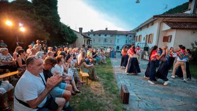 Skupino RAST 55 letos sestavlja pet fantov in devet deklet (TIBALDI)