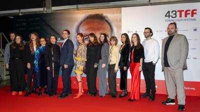 Režiserka z igralsko zasedbo v Turinu