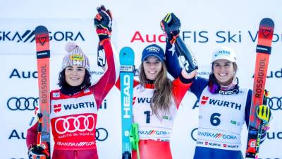 V Kranjski Gori je zmagala Švicarka Camille Rast, Avstrijka Julia Scheib je z zaostankom dveh desetink sekunde osvojila drugo mesto, boj za tretje mesto je pripadel Američanki Pauli Moltzan (ANSA)