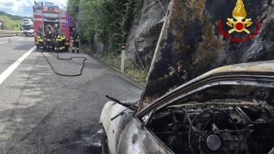 Požar je popolnoma uničil avtomobil (GASILCI)
