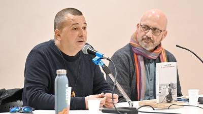 Z avtorjem Luigijem Naccijem (levo) se je pogovarjal duhovnik Paolo Iannaccone