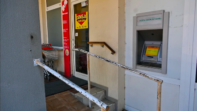 Jeseni so bili napadalci bistveno nežnejši do dekanskega bankomata. Včeraj je v njem zazevala velika luknja (DANIJEL CEK/PRIMORSKE NOVICE)