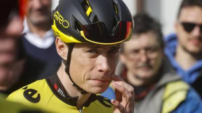 Danca Jonasa Vingegaarda so ob robu ceste dlje časa oskrbovali in ga nato z reševalnim vozilom odpeljali v bolnico (ANSA)