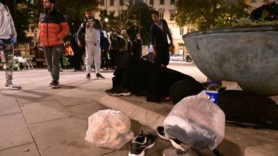 Migranti se že leta vsak večer zbirajo na trgu pred tržaško železniško postajo, kjer dobijo pomoč