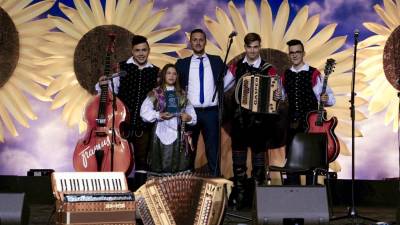 Zmagovalni ansambel Gašerja Mirnika s predsednikom društva Corsijem (MMC F. B. SEDEJ)