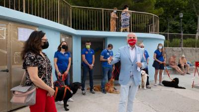 Odbornik Lorenzo Giorgi, za njim pa psi reševalci z inštruktorji (FOTODAMJ@N)