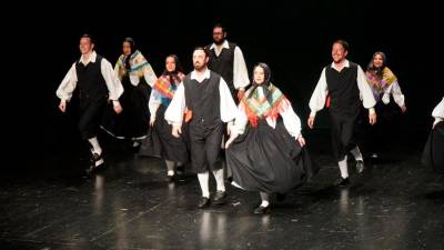 ​​​​​​Nastopajoči so publiki Kulturnega centra Lojze Bratuž ponudili folklorne plese, recital, komedijo in glasbo