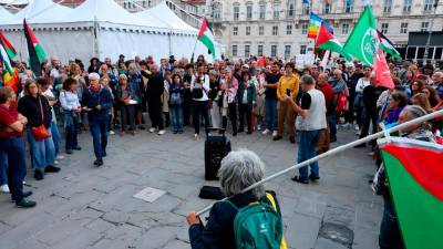 Nocojšnji shod pred prefekturo na Velikem trgu (FOTODAMJ@N)