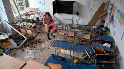 Kljub temu, da je Lviv daleč od fronte, je ruska raketa prejšnji teden poškodovala tamkajšnjo šolo (ANSA)