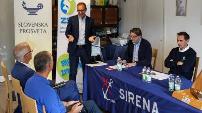 Predstavitev Slovenskega pozdrava Barkovljanki je potekala v Tržaškem pomorskem klubu Sirena